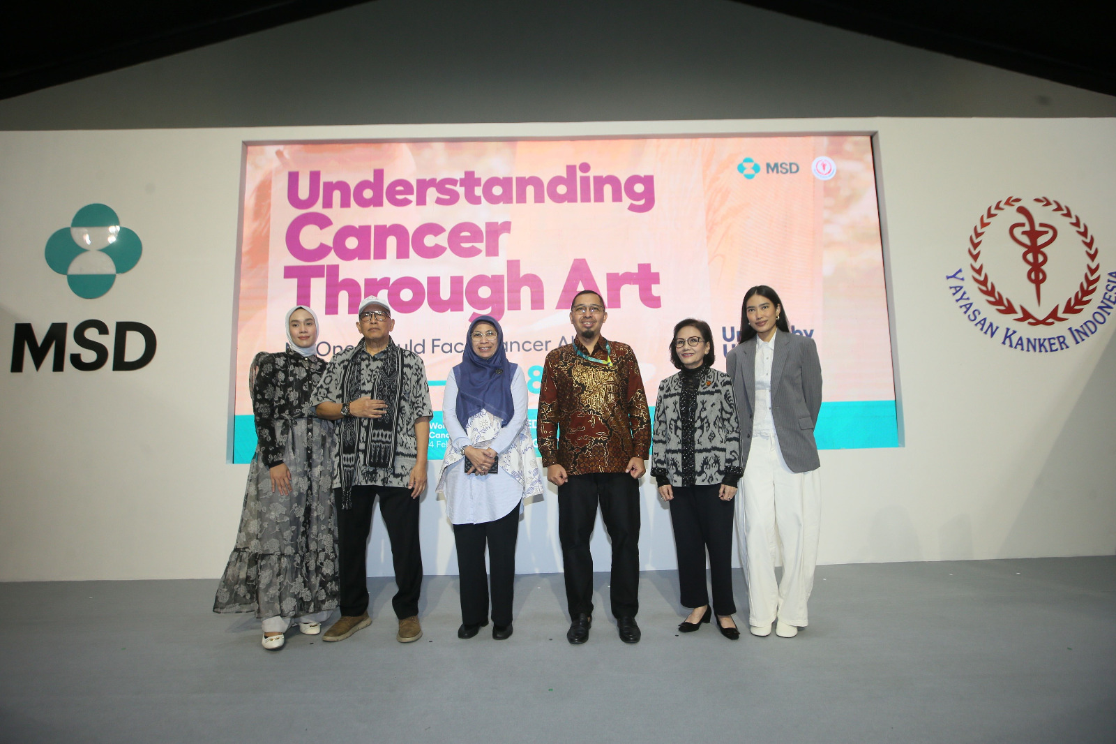 (ki-ka) Oncology Business Unit Director, Derisha Amalia Putri; Ketua Umum YKI, Prof. Dr. dr. Aru Wisaksono Sudoyo, SpPD-KHOM, FINASIM, FACP; Direktur Promosi Kesehatan dan kemenkes Dudit Triyanto.