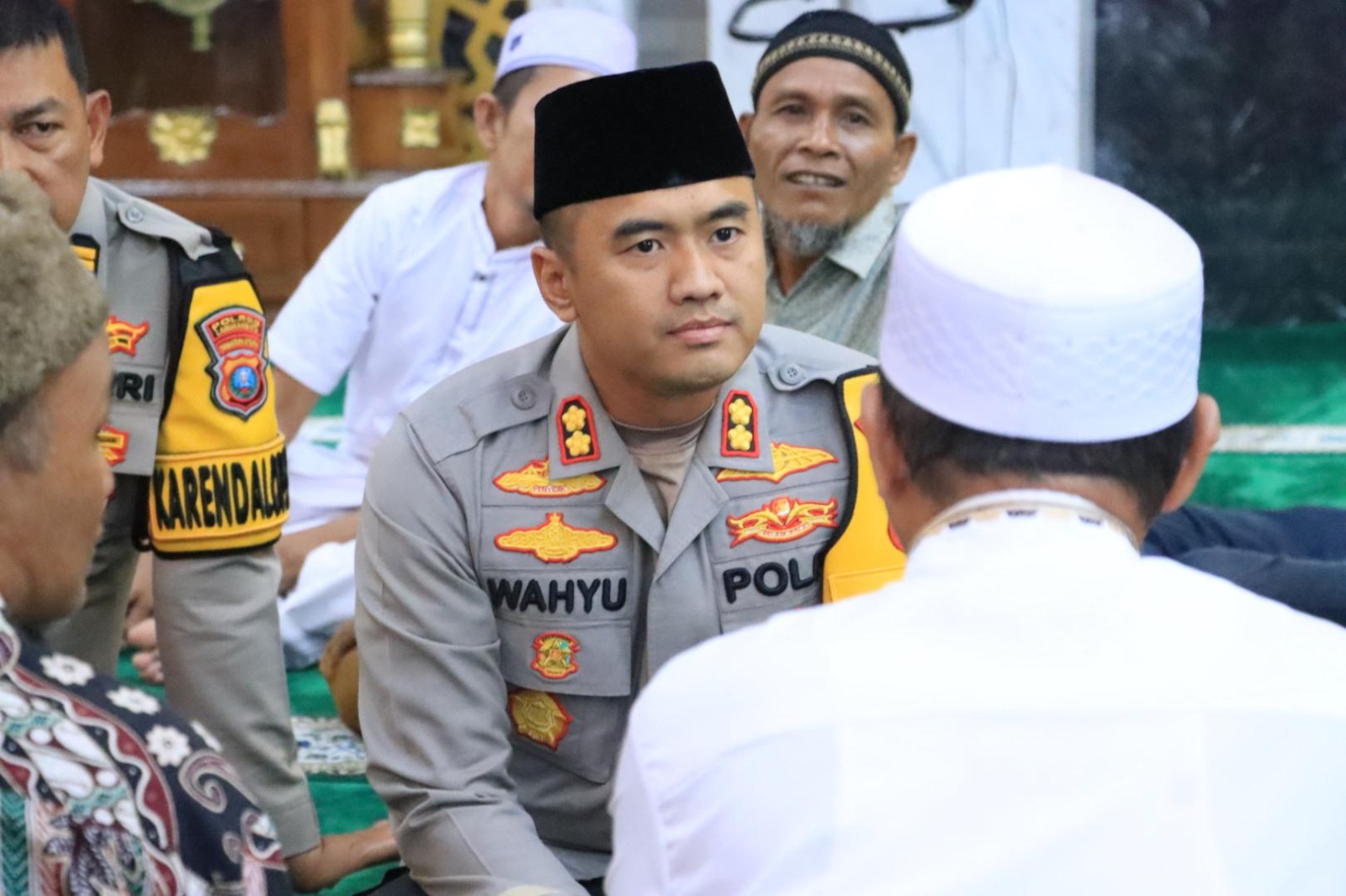 KAMTIBMAS: Kapolres Labuhanbatu menyampaikan pesan kamtibmas ke jamaah Masjid Raya Al Ikhlas Rantauprapat. (Dok: Fajar/Sumut Pos)
