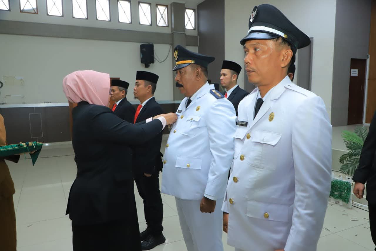 LANTIK: Sekretaris Daerah Kabupaten Labuhanbatu Utara, Dra. Hj. Susi Asmarani, melantik Pejabat Administrator dan Pejabat Pengawas di Kabupaten Labuhanbatu Utara. (Dok: ist)