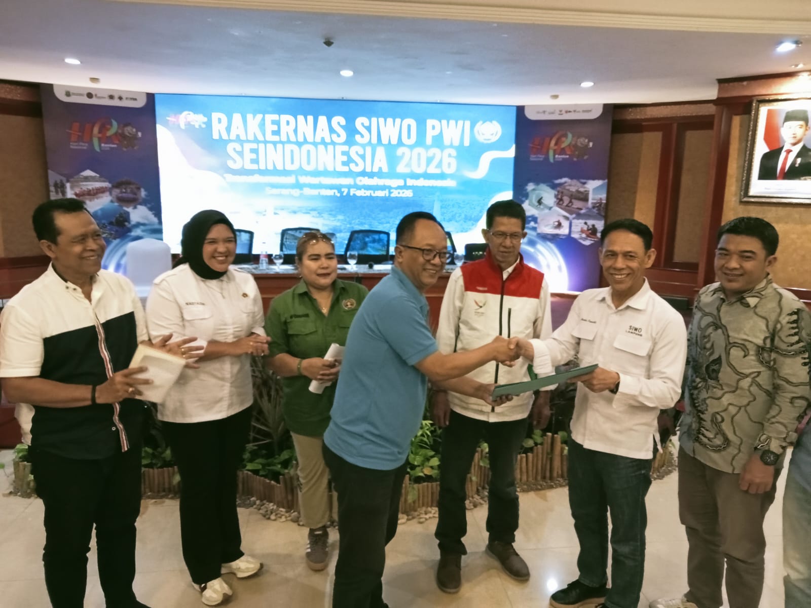 SURAT: Pimpinan Sidang Widyo Suprayogi menyerahkan surat keputusan Rakernas SIWO PWI 2027 kepada Ketua SIWO Lampung Muslim Pranata, disaksikan Ketua SIWO Pusat Suryansyah di Serang, Banten. (Dok: ist)