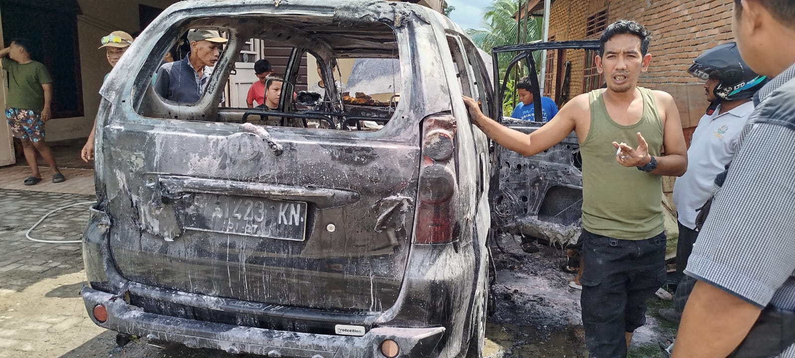 TERBAKAR: Pemilik mobil Avanza menunjukkan mobilnya yang terbakar diduga karena korsleting listrik. (Dok: istimewa)
