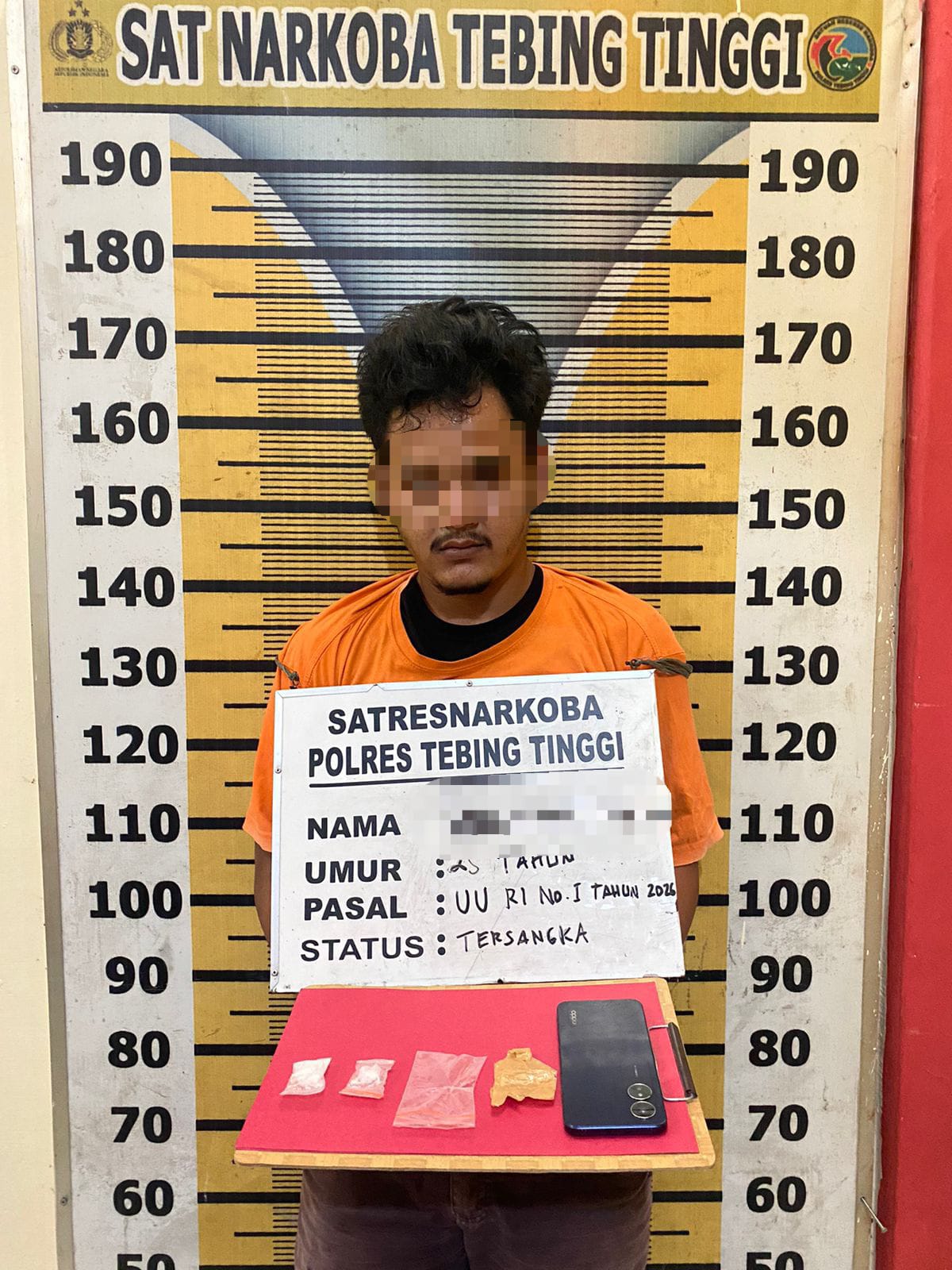 AMANKAN: Tersangka yang diamankan Sat Resnarkoba Polres Tebing Tinggi bersama barang bukti narkotika jenis sabu dan satu unit telepon genggam, Sabtu dini hari (7/2/2026). (Dok: istimewa)