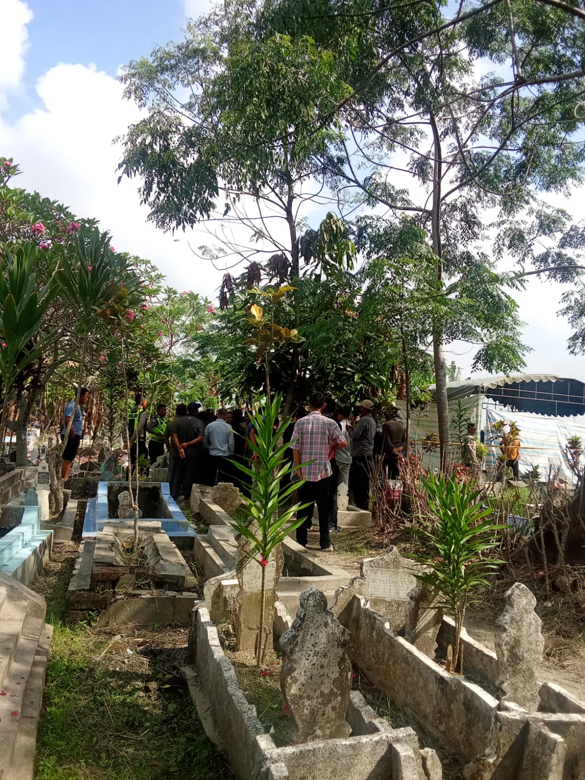 EKSHUMASI: Polres Deliserdang bersama Tim Forensik dari RS Bayangkara Medan yang disaksikan keluarga saat melakukan ekshumasi terhadap makam Almarhum Hafidz Khairu Agam. (Dok: istmewa)