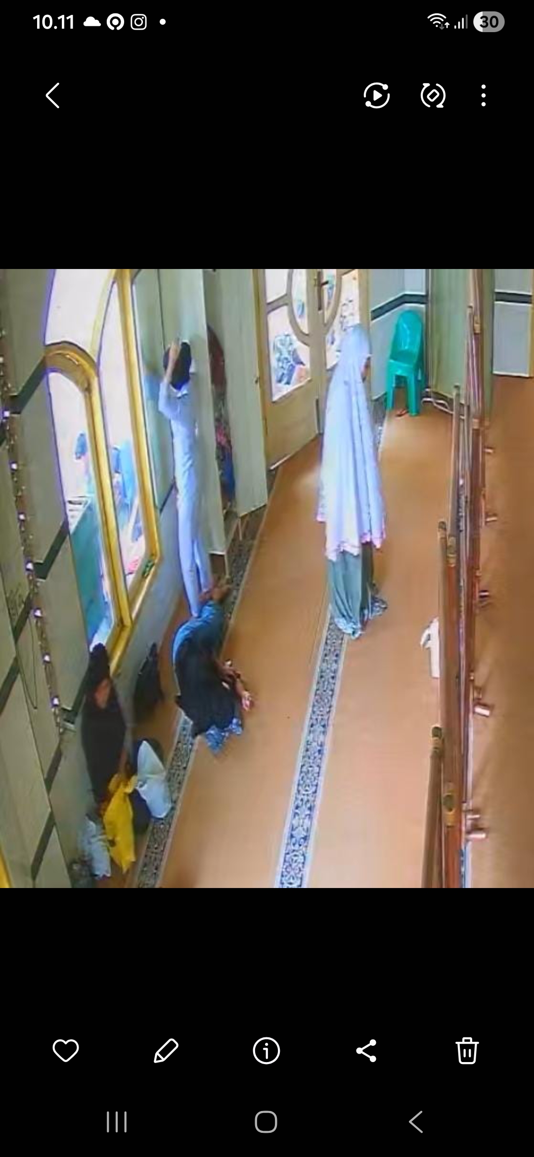 CURI: Detik detik aksi pencurian terhadap tas milik seorang pasien kemoterapi di Masjid RS Grand Medistra, Lubukpakam, Deliserdang. (Dok: CCTV)