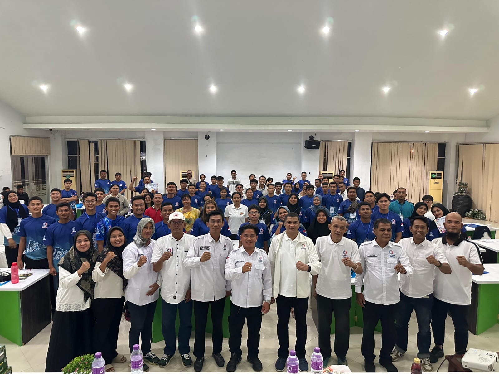 Ketua Aquatik Kota Medan Tiopan Saut Maruli Munte, S.Pd dan ketua Panpel Zulkifli Nasution bersama peserta pelatihan. (Dok Pribadi)