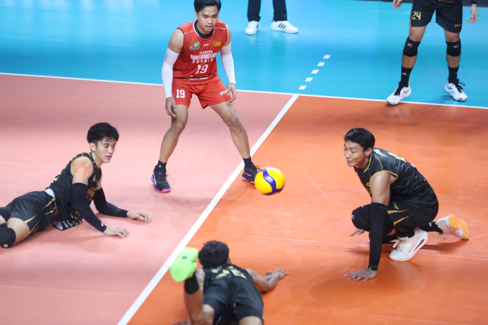 BOLA: Alfin Daniel dari Bhayangkara Presisi mencoba menyelamatkan bola dari Falcons Tirta Bhagasasi di Proliga 2026 sesi Malang. (Dok: Proliga)