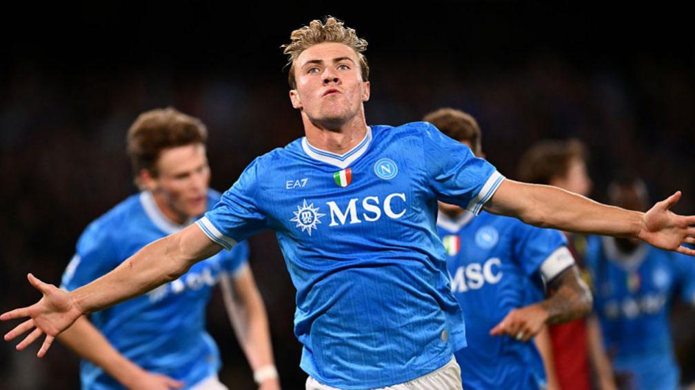 Rasmus Hojlund membawa Napoli menduduki puncak klasemen seri A setelah mencetak lima gol dikandang genoa. (BBC)