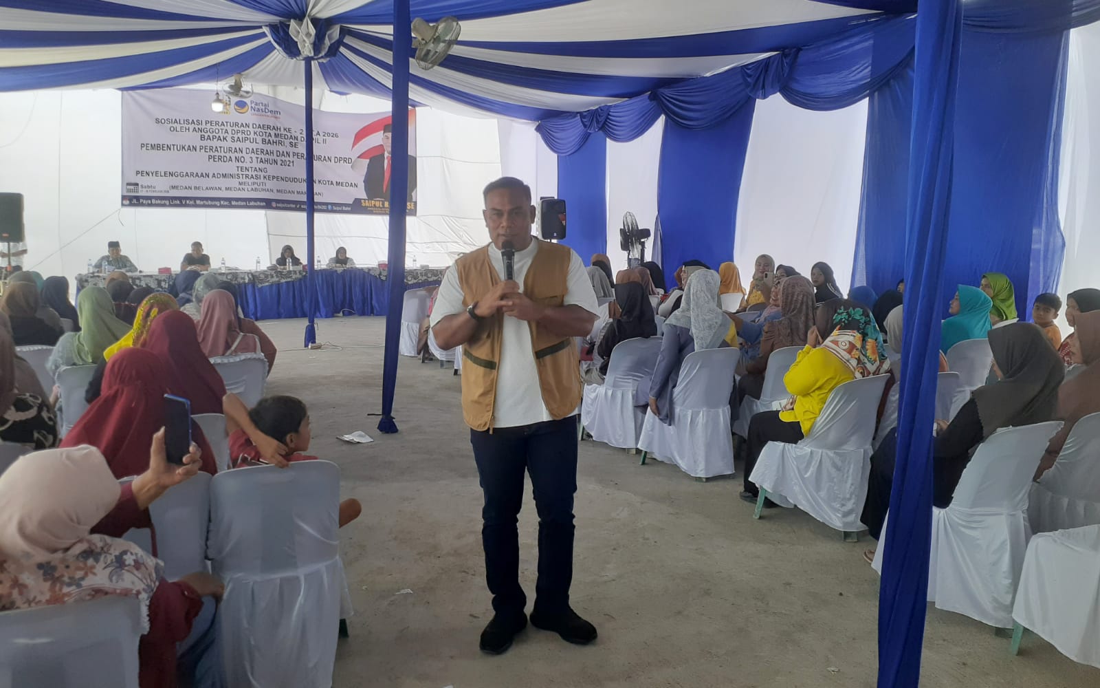 Sekretaris Fraksi Partai NasDem DPRD Kota Medan, Saipul Bahri saat sosper  nomor 3 tahun 2021  Kota Medan di Kecamatan Martubung. (MARKUS PASARIBU/SUMUT POS)