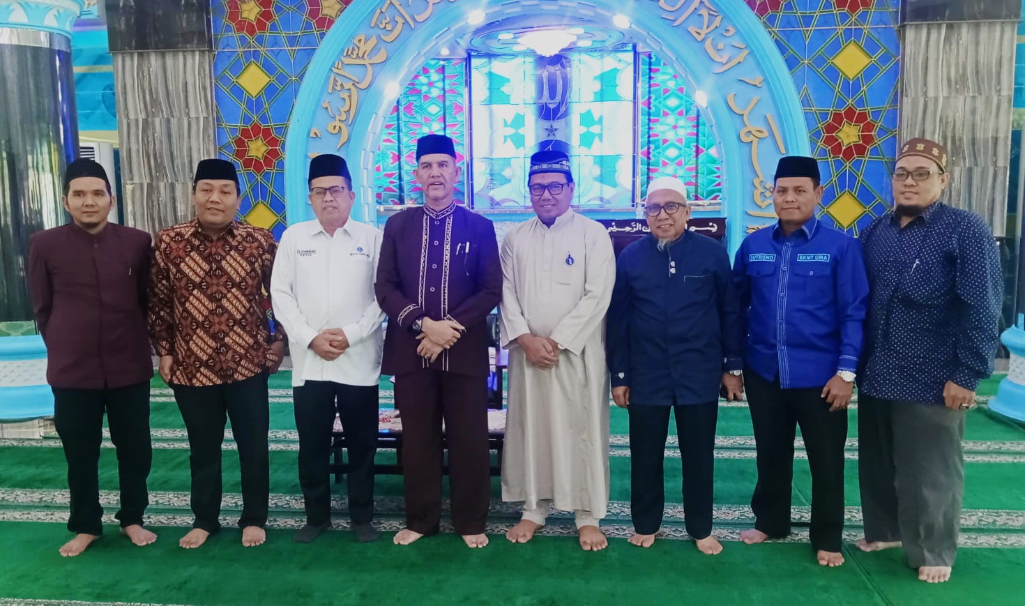 PENGAJIAN: Dr Zainun, M.A (3 kiri) bersama penceramah dan peserta pengajian di kampus UMA, Sabtu (7/2). (Deddi Mulia Purba/Sumut Pos)
