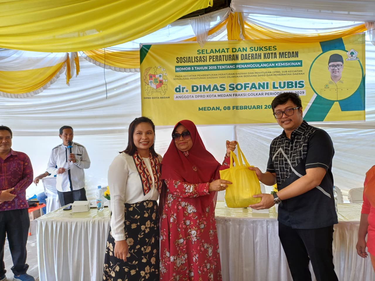 Anggota DPRD Kota Medan Fraksi Golkar, dr Dimas Sofani Lubis saat memberikan cinderamata kepada salah seorang warga saat kegiatan Sosialisasi Perda Kota Medan No.5 Tahun 2015 di Kecamatan Medan Tuntun