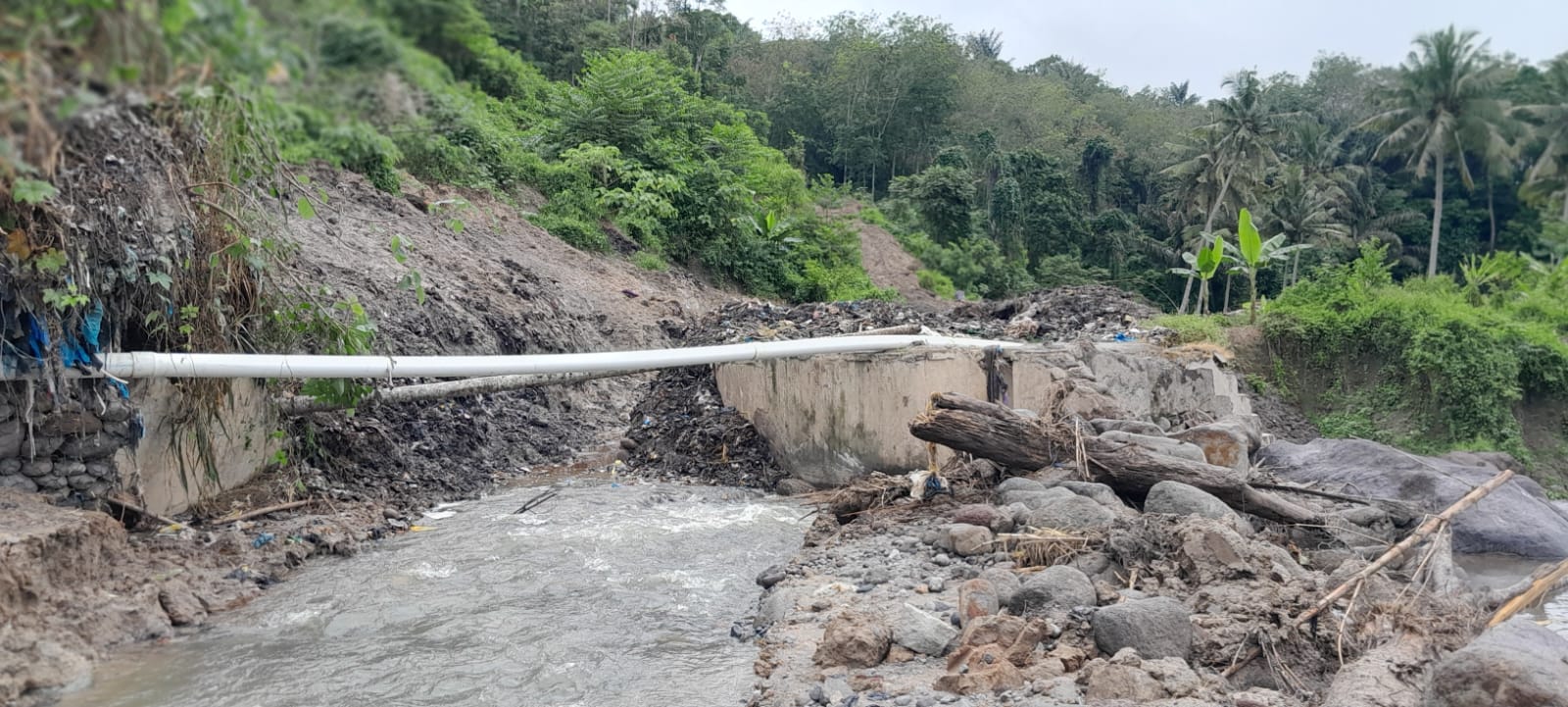 Salah satu infrastruktur Jalan Hanopan&ndash;Hutaimbaru hingga kini belum ada pembangunannya. (SUBANTA/SUMUT POS)