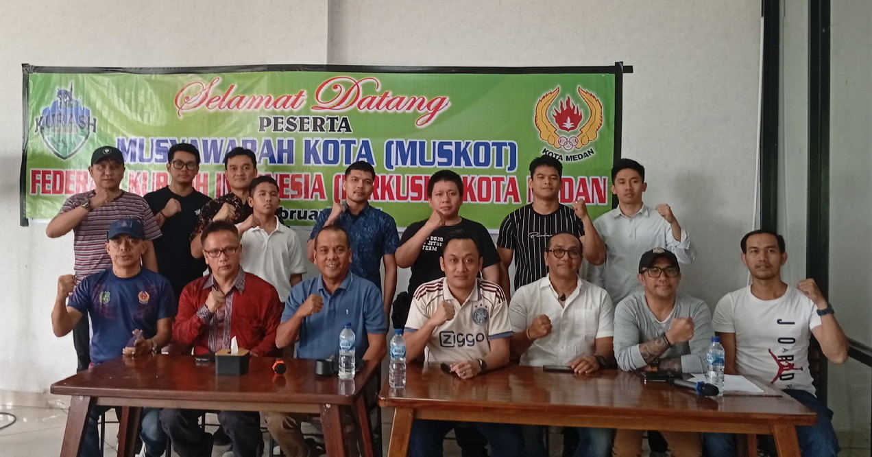 Ketua Umum KONI Kota Medan Aswindy Fachrizam SE bersama Ketua Pengprov Ferkushi Sumut Cakra Sitorus dan peserta Muskot Ferkushi Medan. (Dok Pribadi)