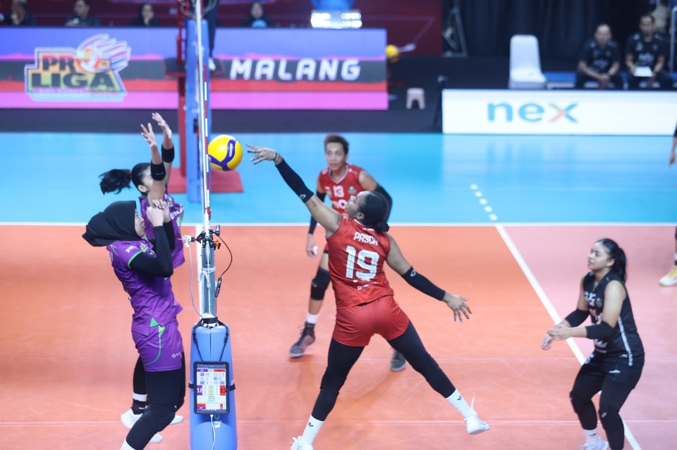 TRIK:Megawati Hangestri dari JPE mencoba memblok bola dari pemain Medan Falcons di Proliga 2026 seri Malang. (Dok: Proliga)