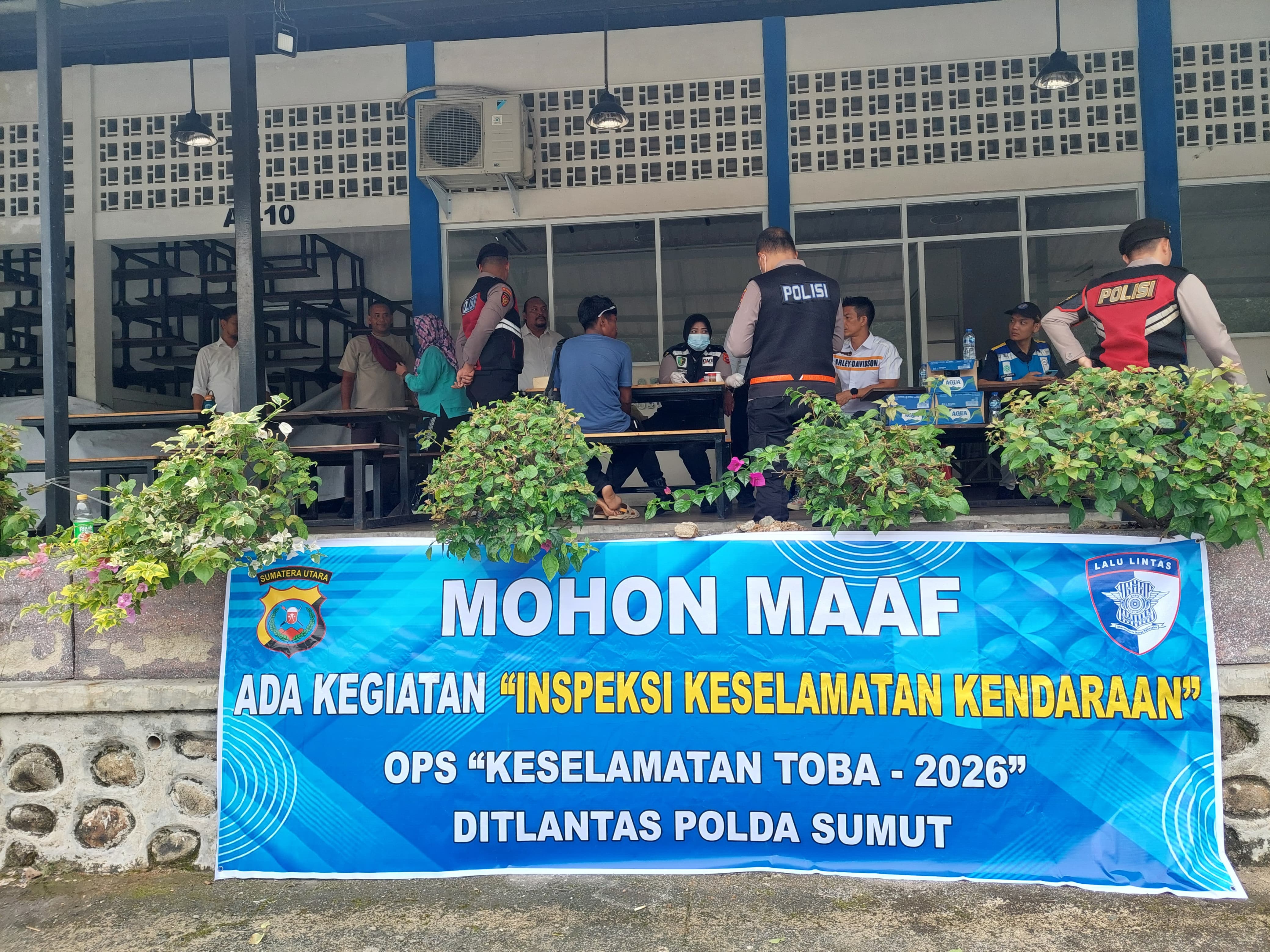 EDUKASI: Polisi saat edukasi Operasi Keselamatan Toba 2026 kepada siswa, mahasiswa, dan karyawan. (Dok: istimewa)