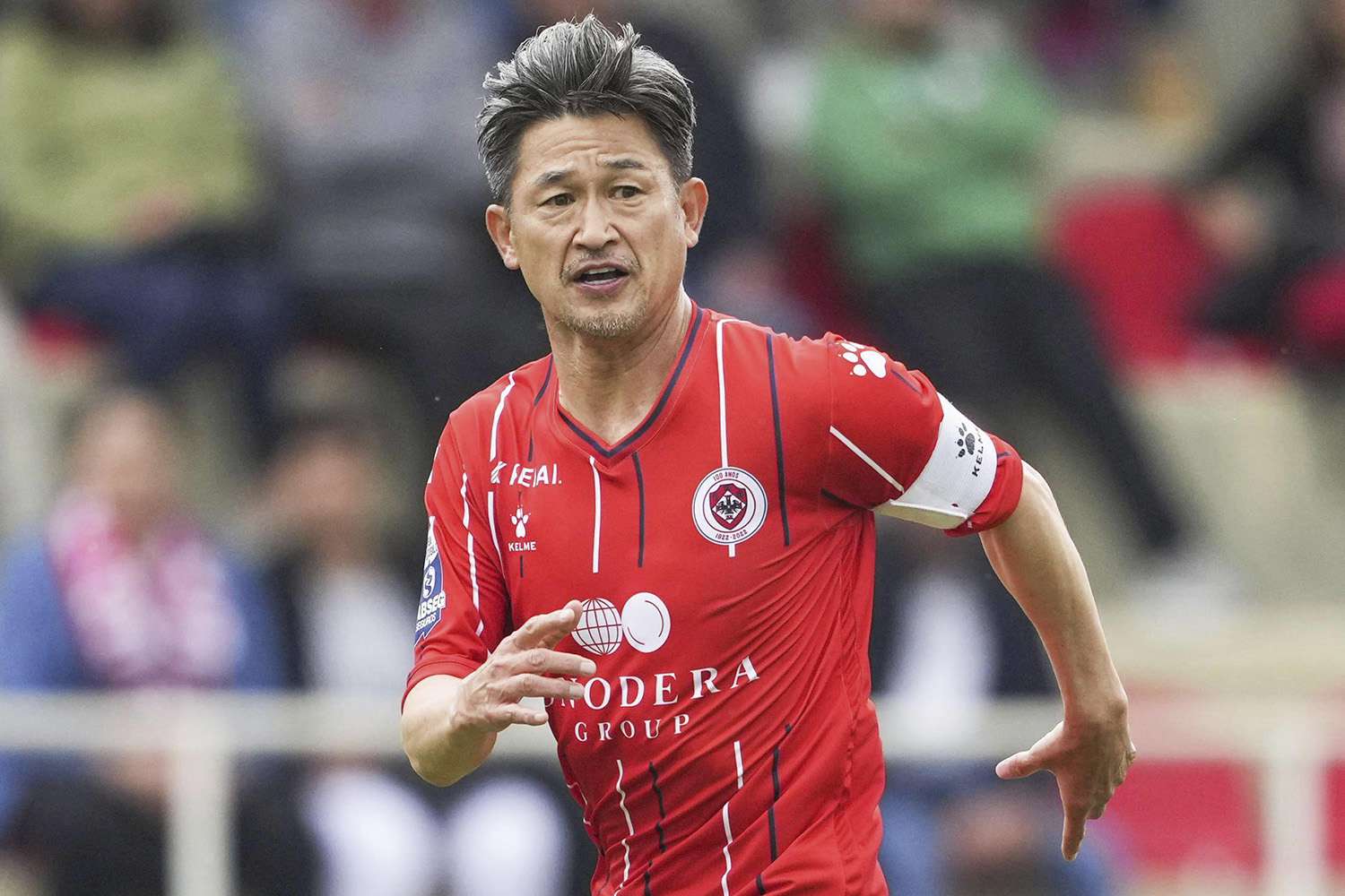 Striker legendaris Jepan, Kazuyosih  Miura memecahkan rekor sebagai pesepak bola profesional tertua di dunia. (people)