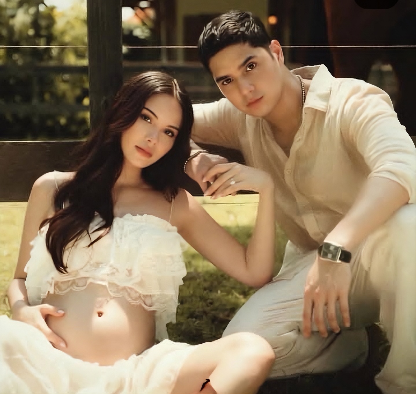 Al Ghazali mendampingi sang istri, Alyssa Daguise, yang kini memasuki usia kandungan tujuh bulan. (JAWA POS)