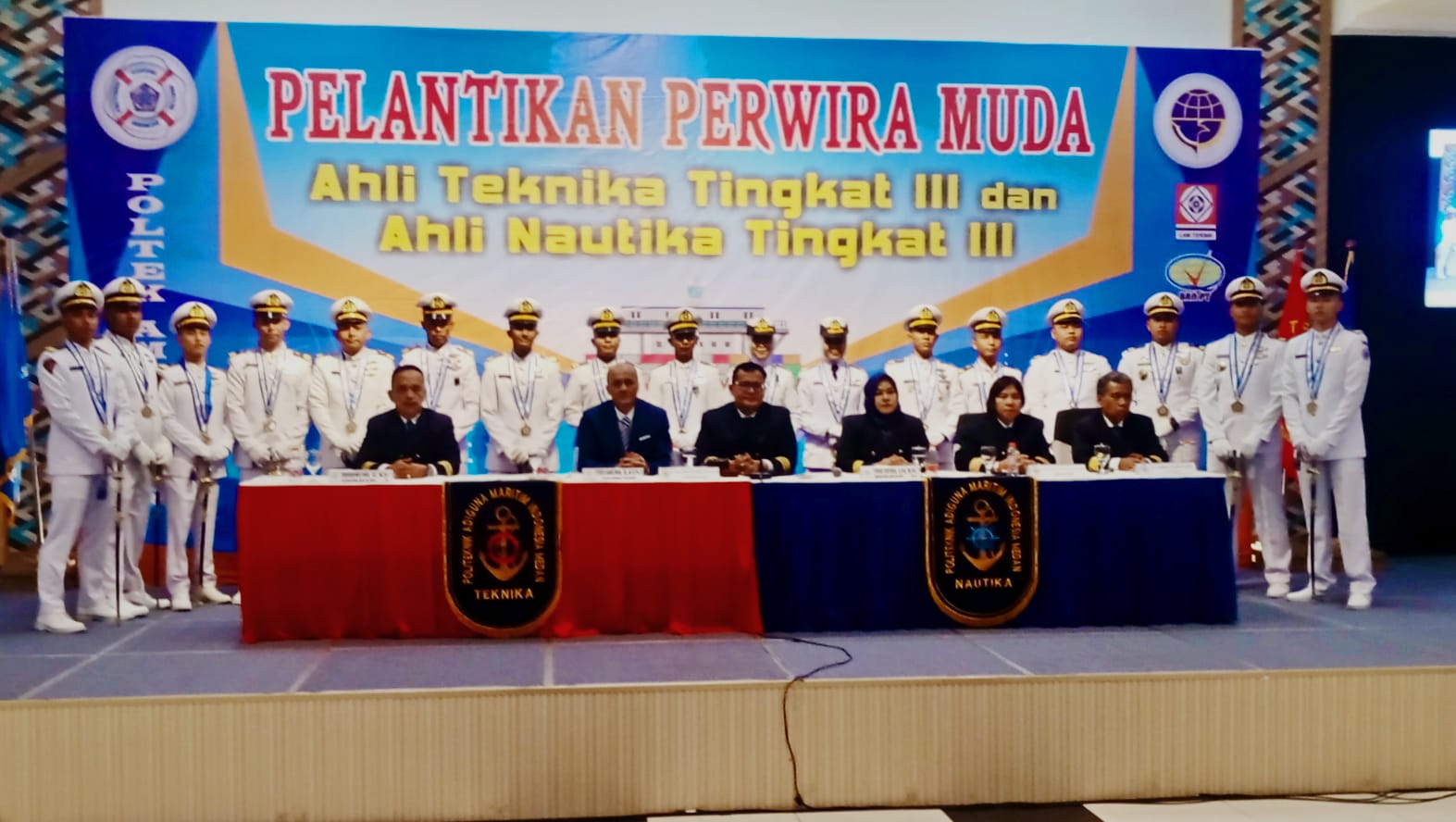 INTERNASIONAL: Yuris Danilwan, S.E., M.Si, Ph.D (2 kiri) bersama senat dan perwira muda ahli teknika dan ahli nautika tingkat III berstandar internasional. (Deddi Mulia Purba/Sumut Pos)