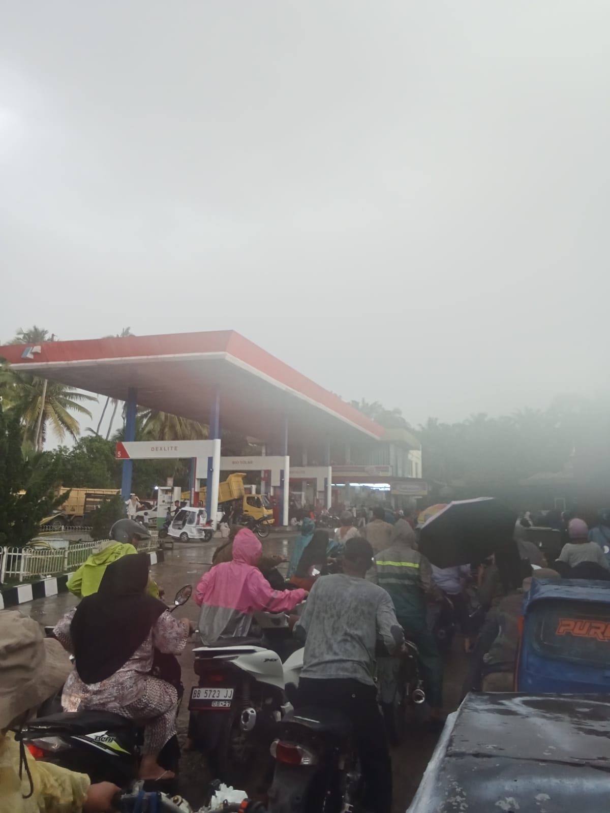 Kelangkaan bbm di Paluta membuat antrean panjang di salah satu di Paluta. (MITRA HARAHAP/SUMUT POS)