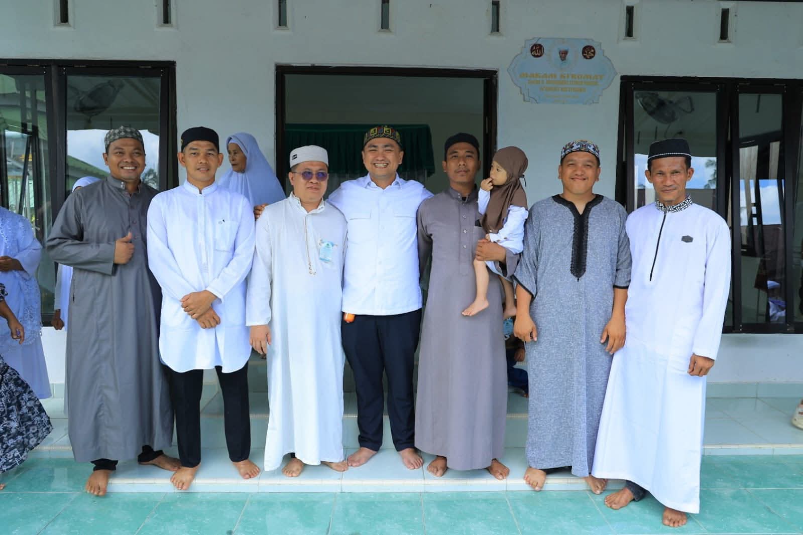 Bupati Labura menghadiri acara Haul Ke-8 Syeikh H. Muhammad Sukur Munthe, di Desa Damuli Pekan. (IST)