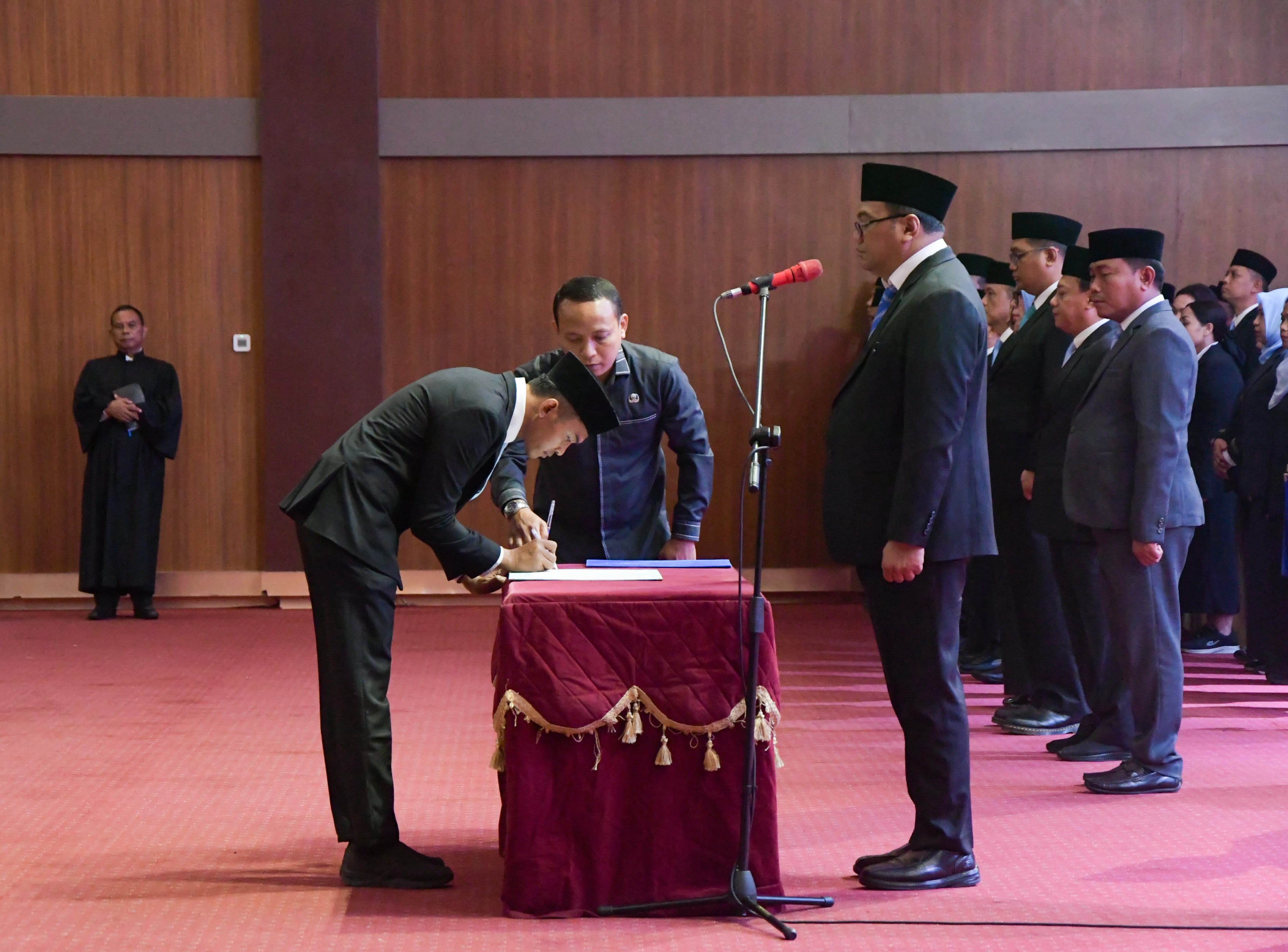 Bupati Deli Serdang, dr H Asri Ludin Tambunan melantik tujuh Pengawas dan 402 Kepala Satuan Pendidikan (kepala sekolah) di Grha Bhineka Perkasa Jaya, Lubuk Pakam, Senin (9/2). (ISTIMEWA/SUMUT POS)