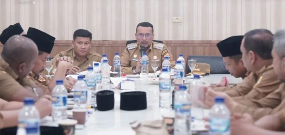 Bupati Labusel Fery Sahputra Simatupang memimpin rakor bersama jajaran OPD Labusel. (ISTIMEWA/SUMUT POS)
