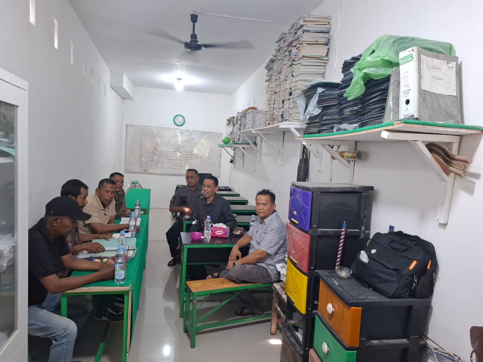 Kadis Pendidikan Deli Serdang, Suparno didampingi Sekretaris Dinas Pendidikan Samsur Sinaga memediasi persoalan dugaan penahanan ijazah di sekolah MTs Swasta di Kecamatan Percut Seituan.