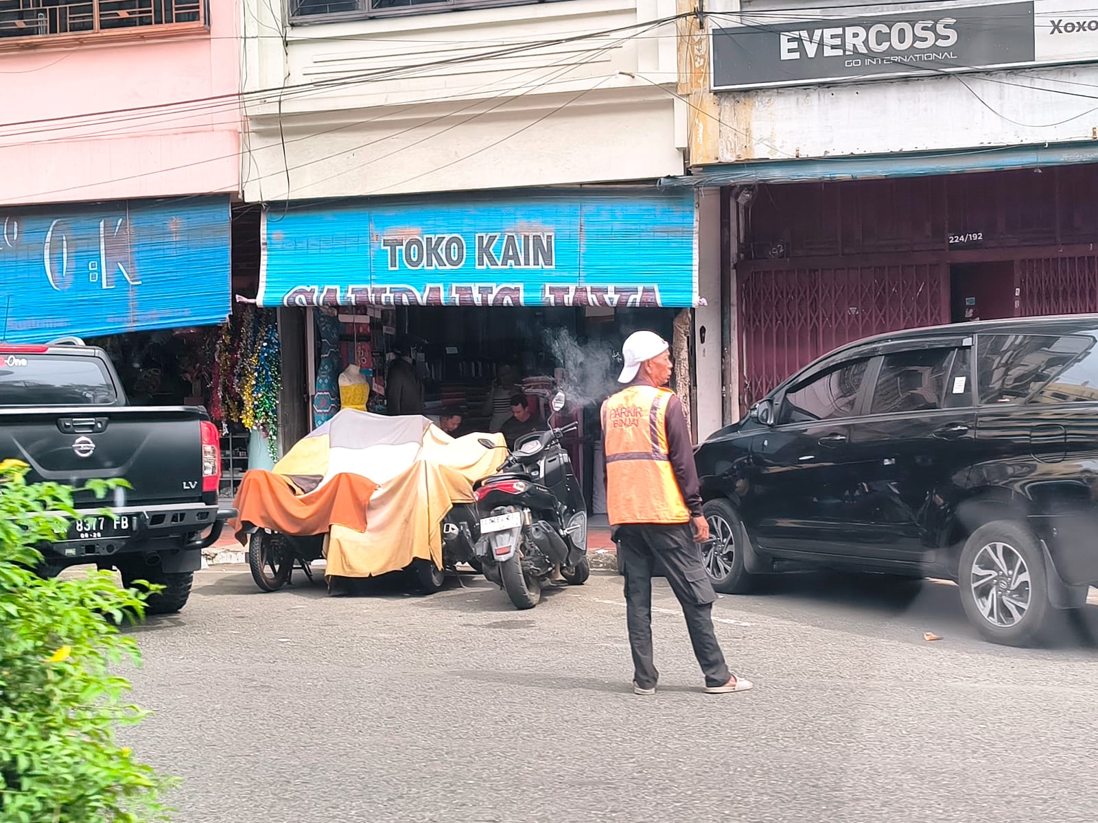 Jukir saat bekerja di Jalan Sudirman Binjai. (Teddy Akbari/Sumut Pos)