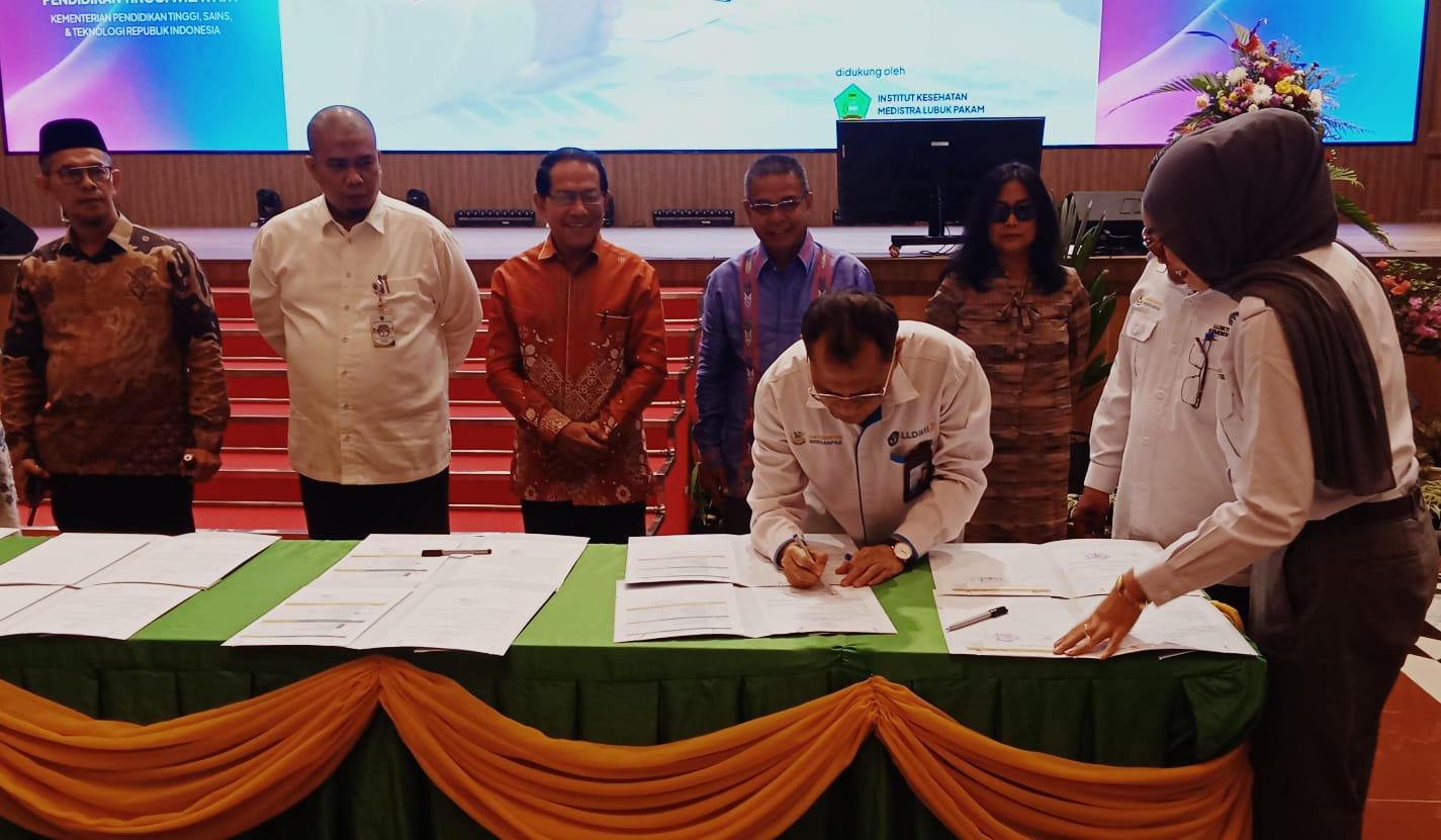 KONTRAK KINERJA: Prof. Saiful Anwar Matondang, M.A., Ph.D didampingi rektor UM-Tapsel dan wakil rektor Univa Medan menandatangani kontrak arah kinerja perguruan tinggi berdampak, Senin (9/2).