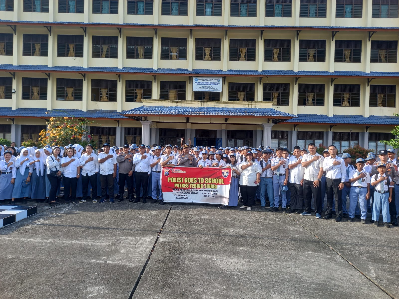 AKP BSM Tarigan foto bersama pelajar dan guru  SMA/SMK Swasta Perguruan Yapim, Desa Binjai, usai kegiatan Police Goes to School. ( Azan Purba/Sumut Pos)