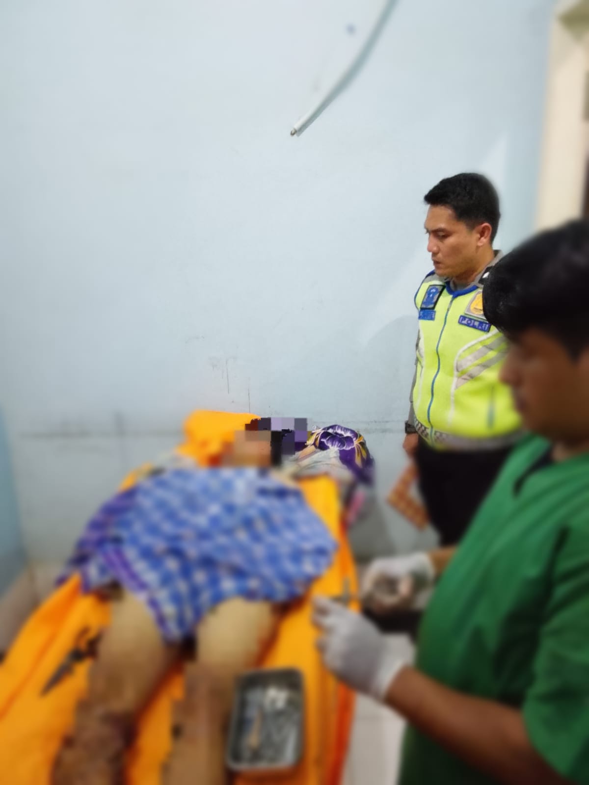 Korban Putri Indah Sari ( 29 ) berdomisili Dusun V Karang Rejo, Desa Bengkel saat di ruang jenazah RSU Melati Perbaungan.(ISTIMEWA/SUMUT POS )