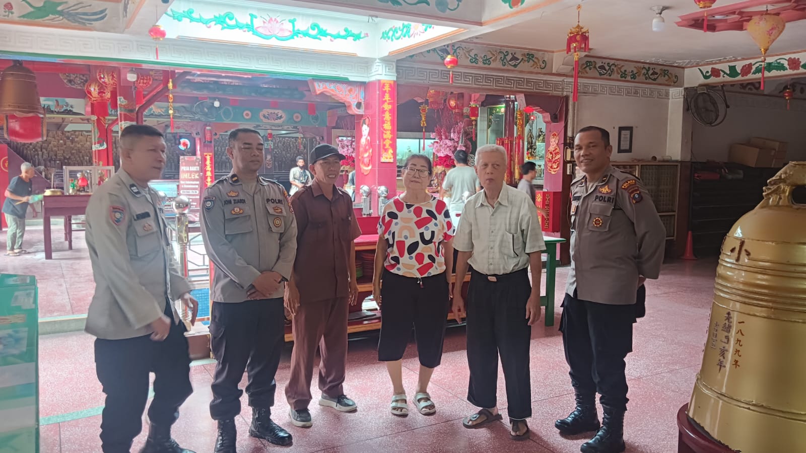 Kasat Binmas Polres Tebing Tinggi AKP BSM Tarigan, didampingi KBO Sat Binmas Ipda Joni Zuardi, Kanit Binkamsa Ipda Charly VM Parapat, Kanit Bintipsos Aiptu L Butar-butar foto bersama  pengurus Vihara