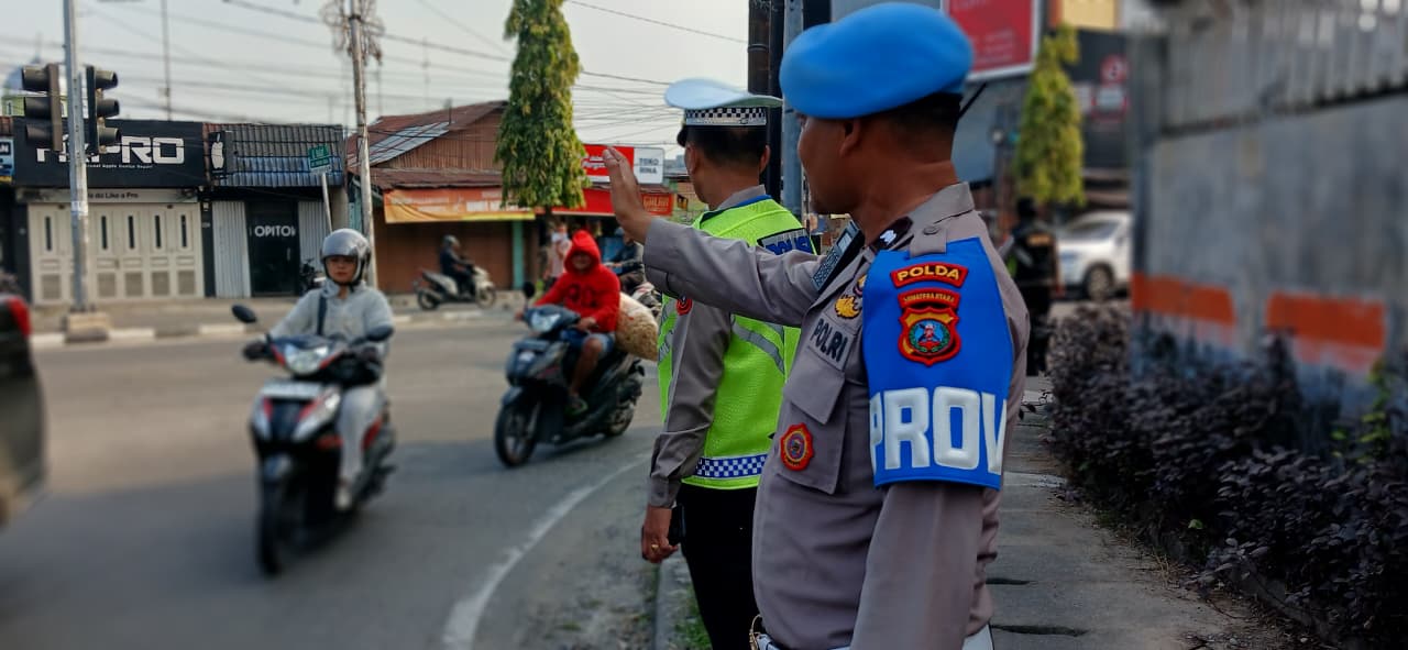 LALU LINTAS: Polantas saat mengamankan lalu lintas jalan raya. (Dok: istimewa)