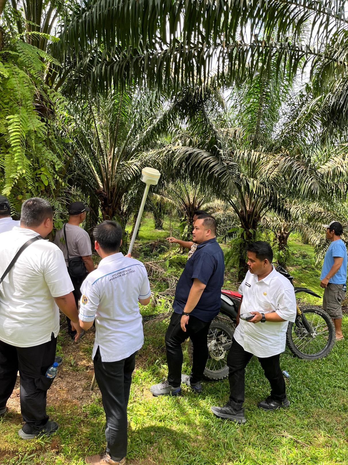 UKUR: Warga dan pejabat setempat saat mengukur wilayah HGU PT Cinta Raja di kawasan Pamah, Kabupaten Sergai. (Dok: istimewa)