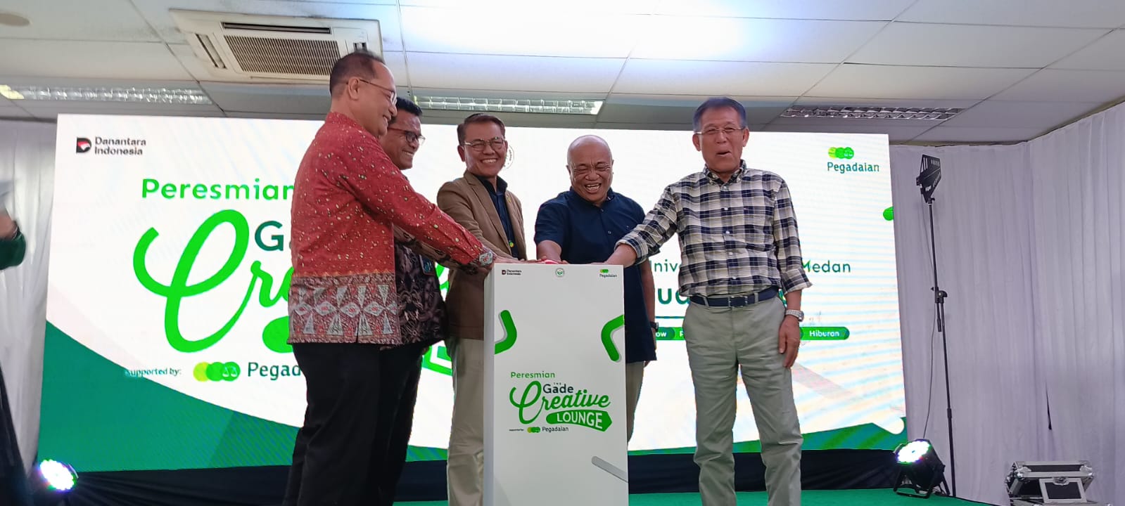 RESMI: Manajemen PT Pegadaian saat meresmikan The Gade Creative Lounge di Digital Library di Kampus Unimed Jalan William Iskandar, Selasa (10/2/2026).