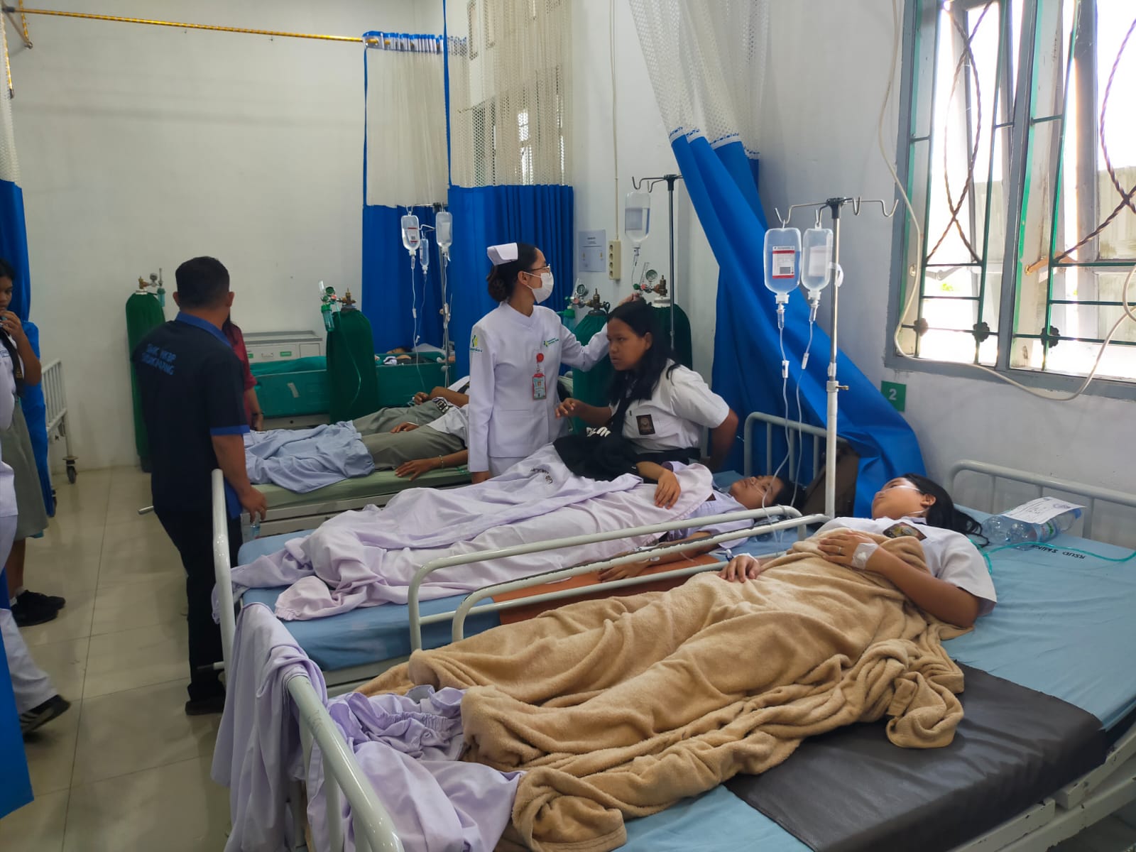 DIDUGA KERACUNAN. Puluhan siswa SMK Swasta HKBP Sidikalang, dilarikan ke rumah sakit setelah diduga keracunan MBG, Selasa (10/2/2026). (RUDY SITANGGANG/SUMUT POS)