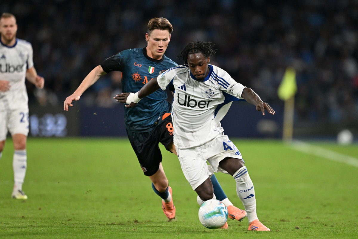 Pemain SS Napolisi dan Como saling berebut bola. (footballitalia)