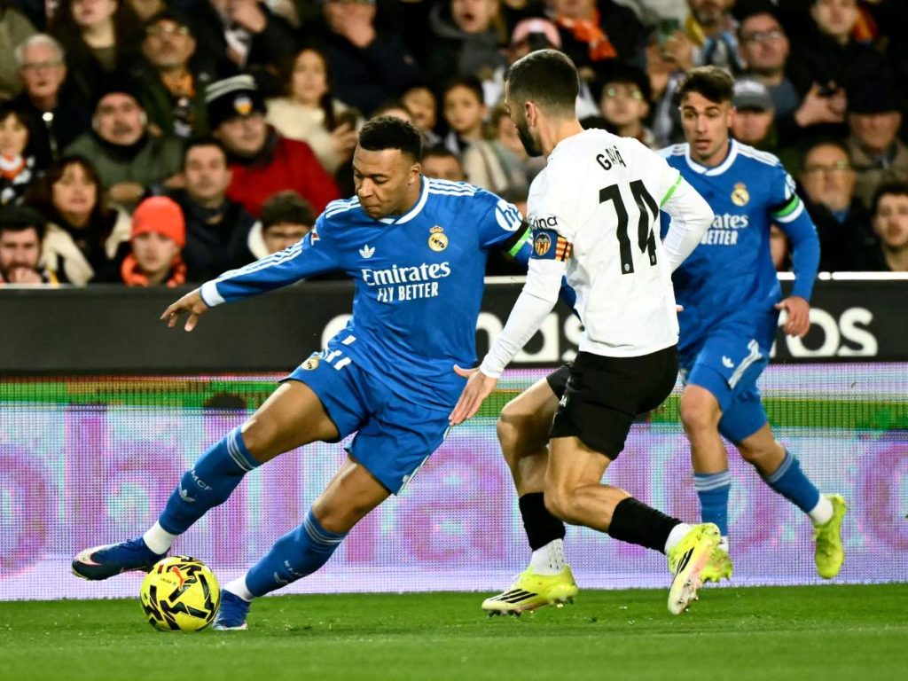 Real Madrid berhasil menundukkan Valencia Mestalla dengan skor 2-0. kemenangan ini membuat Real Madrid mendekati Barcelona di puncak klasemen. (el Savador)