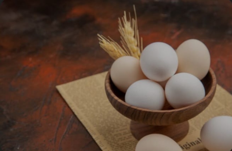 Ilustrasi, membedakan telur ayam dengan telur bebek tidak sekadar dari fisiknya. (freepik.com)