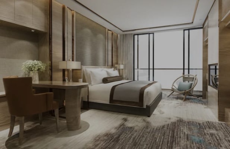 Ilustrasi, kamar hotel cenderung memakai seprai berwarna putih untuk kasurnya. (freepik.com)