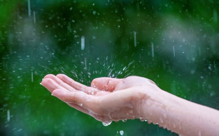 Sejumlah ilmuwan kini mengembangkan teknologi yang mampu mengubah tetesan air hujan menjadi sumber listrik ramah lingkungan. (Ilustrasi freepik)