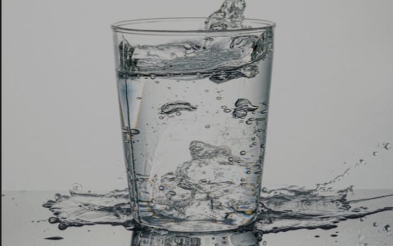 Ilustrasi, air putih adalah minuman sehat namun terasa hambar hingga butuh bahan lain untuk variasi rasa. (freepik.com)