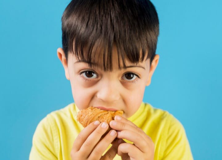 ilustrasi anak makan makanan olahan (freepik.com)