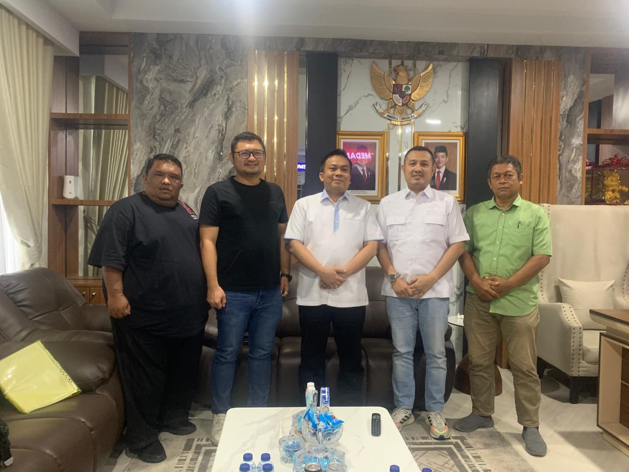 Manajer Legal dan Permit PT Sumo Advertising, Riza Usty Siregar SH dan tim diabadikan bersama Wakil Ketua DPRD Medan Zulkarnaen. (ISTIMEWA/SUMUT POS)