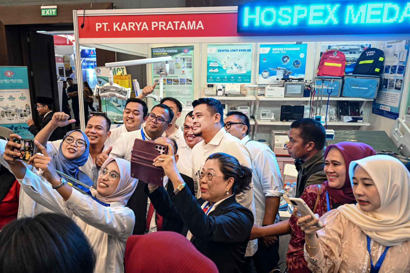 Gubernur Sumatera Utara, Bobby Nasution swa foto bersama masyarakat. (ISTIMEWA/SUMUT POS)