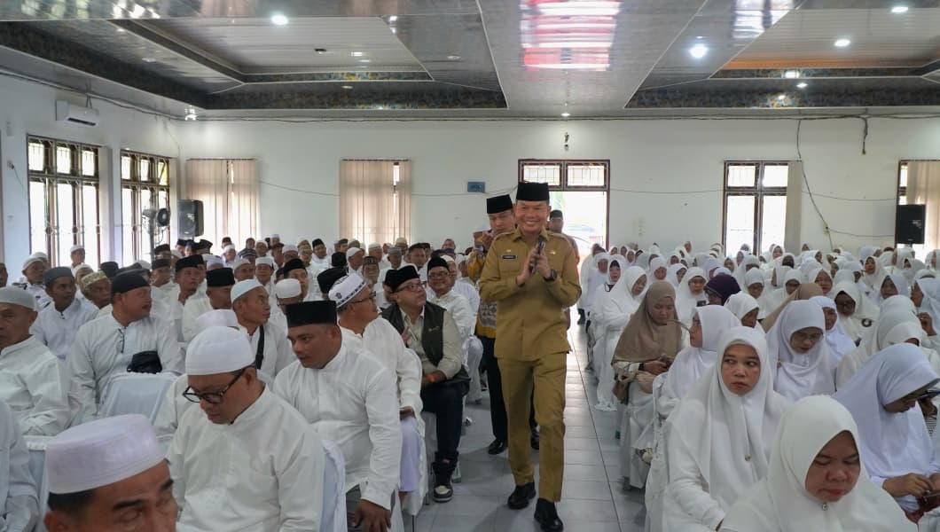 Sekda Langkat, Amril saat hadir mengikuti manasik haji terintegrasi di Stabat. (Diskominfo Langkat/Sumut Pos)