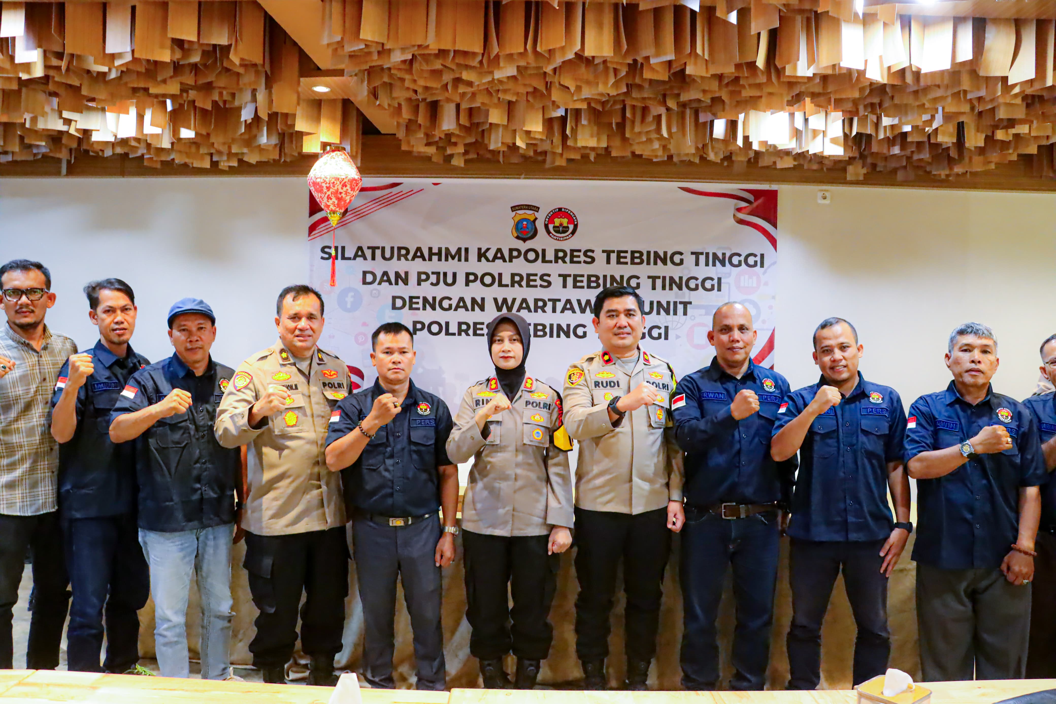 Kapolres Tebingtinggi, AKBP Rina Frillya diabadikan Wakapolres Kompol Rudi Syahputra foto bersmaa Insan Pers,  (Azan Purba/Sumut Pos)