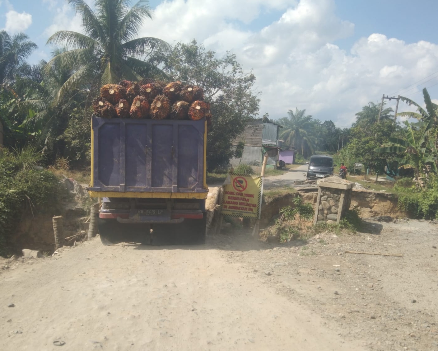 Lokasi jembatan yang ambruk di Dusun Tambak Kulim, Desa Aek Tapa, Labura, hingga menelan korban jiwa seorang pengendara sepeda motor. (INDRA/SUMUT POS)