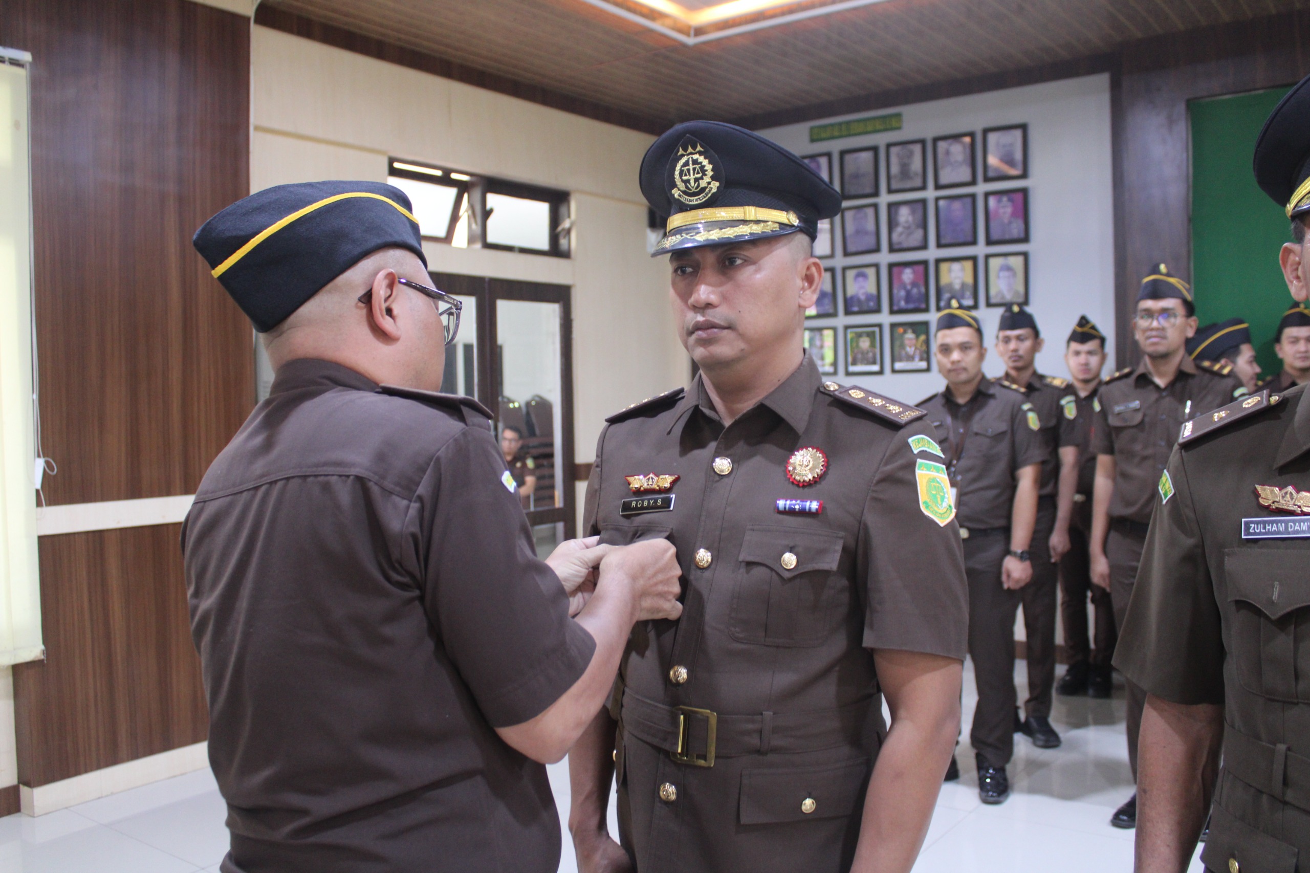 Plt.Kajari Deliserdang Rio Aditya Arifiansyah melantik empat pejabat kepala seksi di jajarannya. (BATARA/ SUMUT POS)