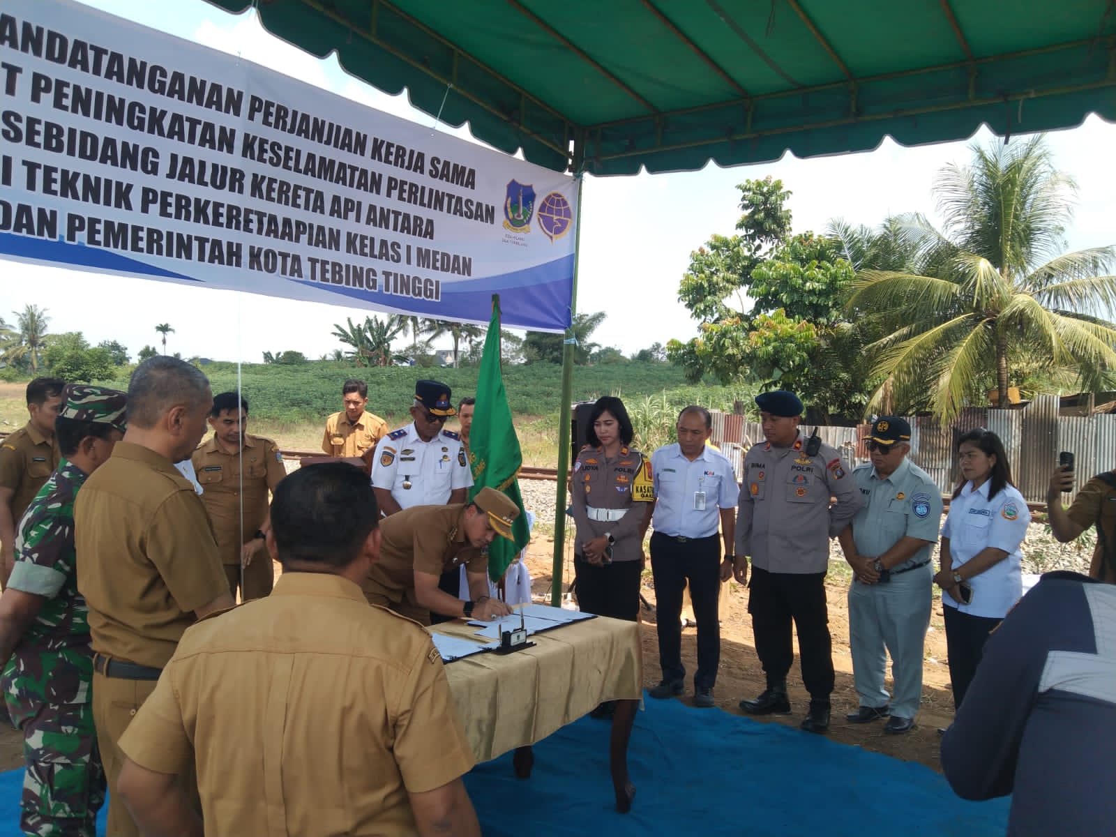 Kasat Lantas Polres Tebing Tinggi AKP Lidya,  bersma wali kota Iman Irdian saragih dan Sekdako menghadiri penandatanganan Memorandum of Understandiing, Selasa (10/2). (Azan Purba/Sumut Pos)
