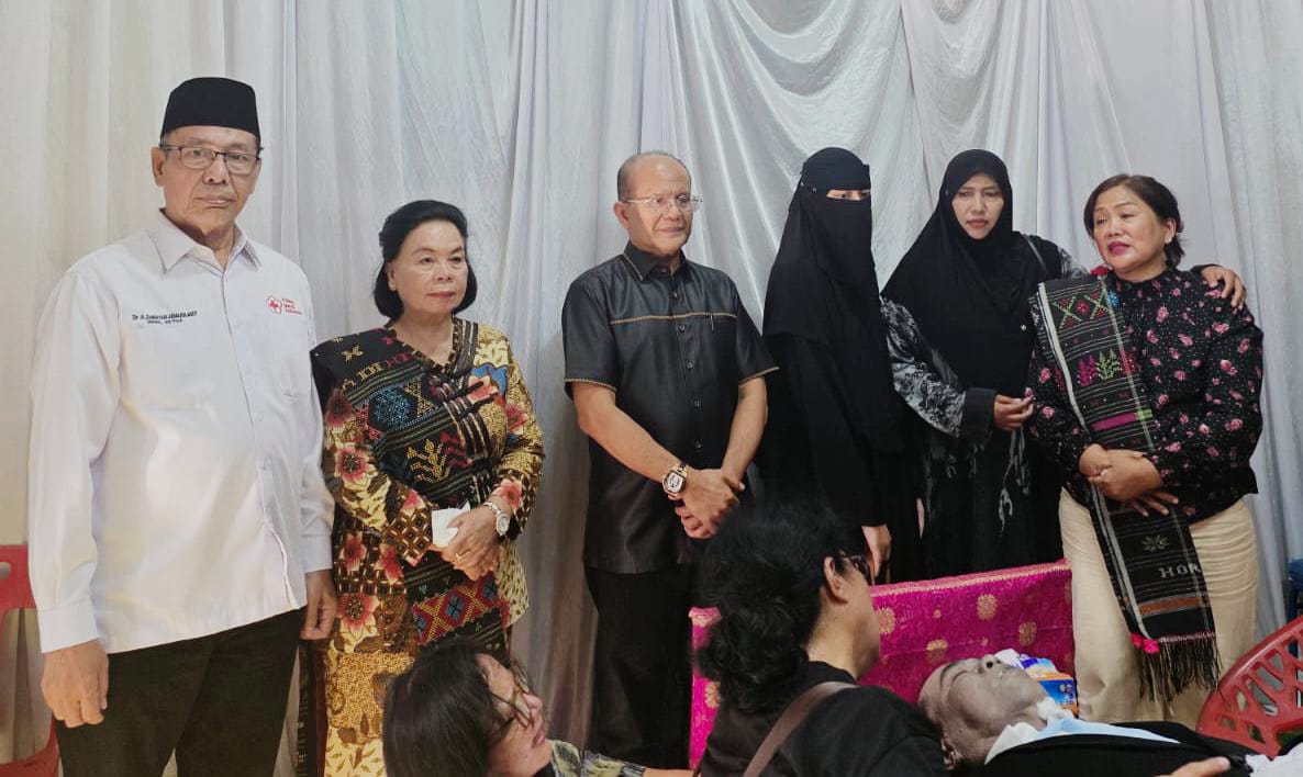 BERDUKA: Prof. Dr. Bahdin Nur Tanjung, M.M (3 kiri) bersama pimpinan perguruan tinggi menyampaikan duka cita saat berkunjung ke rumah Almarhum Ir. H.B. Gultom, M.MA di Bunga Mawar XXI Koserna Medan.